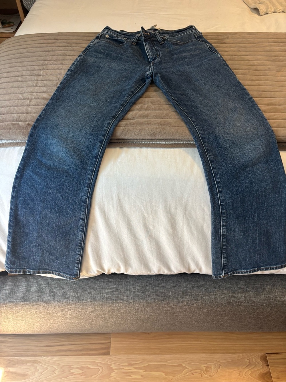 Madewell- Mid-Rise Kick Out Jeans - Blue Denim